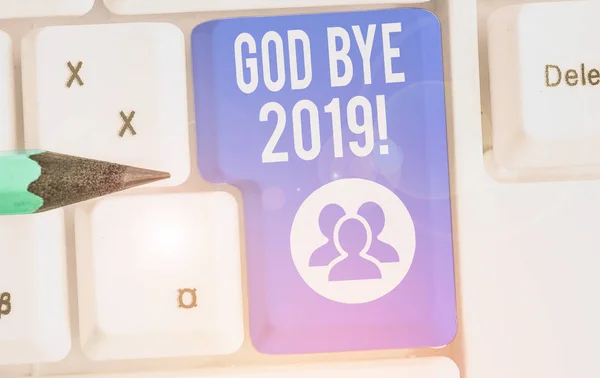Fogalmi kézzel írásban mutatja Isten bye 2019. Üzleti fotó szöveg kifejezni jókívánságait, amikor búcsúznak, vagy a tavalyi év végéig. — Stock Fotó