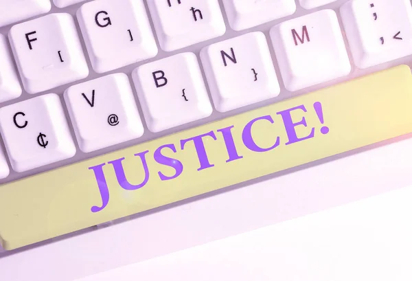 Γράμμα που δείχνει Δικαιοσύνη. Επαγγελματική φωτογραφία που δείχνει αμερόληπτη προσαρμογή αντικρουόμενων αξιώσεων ή αναθέσεων. — Φωτογραφία Αρχείου