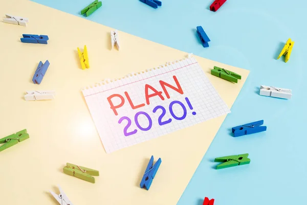 Handschrift Textplan 2020. Konzept, d.h. detaillierter Vorschlag, im nächsten Jahr etwas zu erreichen farbiges Wäscheklammerpapier leere Erinnerung gelb blauer Boden Hintergrundbüro. — Stockfoto