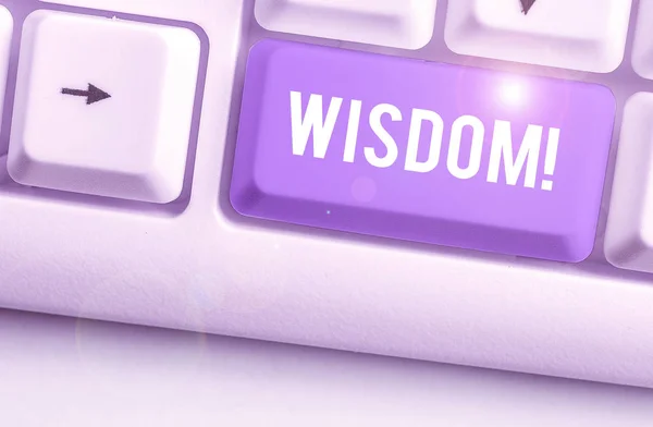 Woord schrijf tekst wijsheid. Business concept voor kwaliteit met ervaring kennis en goed oordeel iets. — Stockfoto