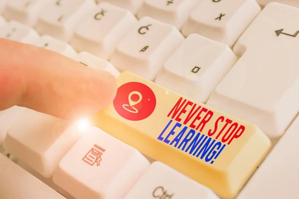 Szöveges jel mutatja Never stop learning. Fogalmi fotó tartani a tanuló egyre új ismereteket vagy anyagokat. — Stock Fotó