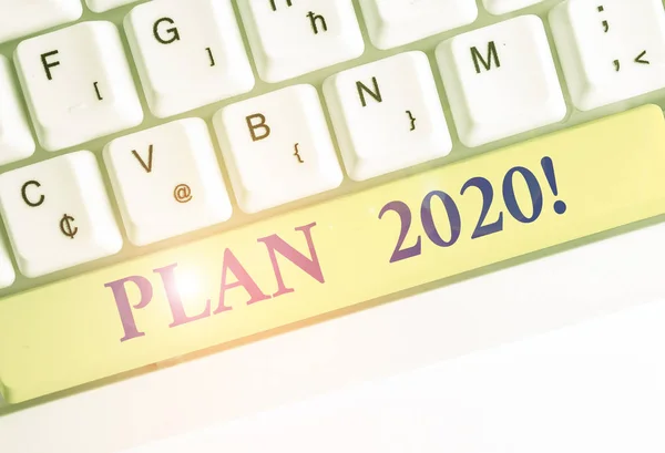 显示2020年计划的书面说明。商业照片展示了详细的建议，希望能在明年有所成就. — 图库照片