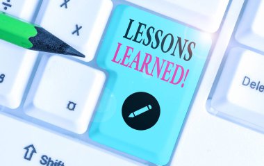 Ders Öğrenilmiş 'i gösteren bir not yazıyorum. Etkin bir şekilde çekilmesi gereken damıtılmış iş fotoğrafı tanıtım deneyimleri.