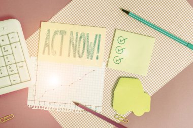 El yazısı, metin yazma, şimdi. Kavram derken tereddüt etmeyin ve hemen çalışmaya başlayın. Renkli düz tabloların üzerine yerleştirilmiş donanım ve bilgisayar malzemelerini yazın..