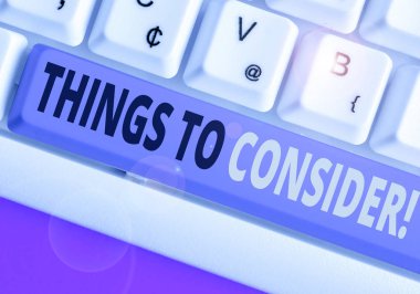 Göz önünde bulundurulması gereken şeyleri gösteren metin işareti. Kavramsal fotoğraf karar vermek için dikkatle bir şey düşünmek.