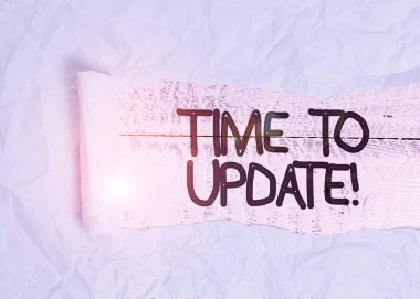 Güncelleme Süresini gösteren metin işareti. Kavramsal fotoğraf, daha modern bir şey yapmak için doğru zaman. Ortadan ikiye bölünmüş, klasik ahşap bir masanın üzerine yerleştirilmiş..