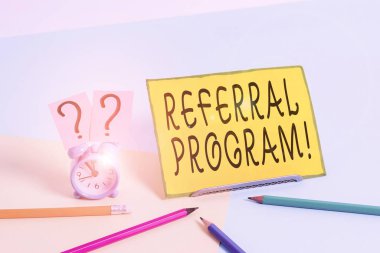Referans Programını gösteren kavramsal el yazısı. Kurumlar tarafından kullanılan iş fotoğrafı metni dahili işe alma yöntemi Pastel arkaplan üzerinde durgun yanında Mini boyutta alarm saati.