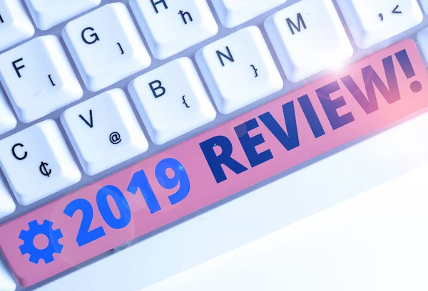 Teksti merkki osoittaa 2019 Review. Käsitteellinen valokuva muistaa viime vuoden tapahtumia tärkeimmät toimet tai hyviä esityksiä . — kuvapankkivalokuva