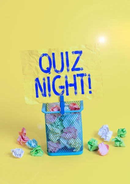 Conceptueel handschrift met Quiz Night. Business foto tekst avond test kennis concurrentie tussen individuen prullenbak verkreukeld papier wasknijper kantoor levert geel. — Stockfoto