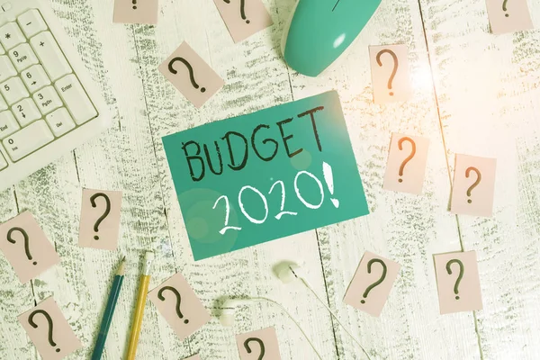 Textschild mit Haushaltsplan 2020. Konzeptionelle Foto-Schätzung der Einnahmen und Ausgaben für nächstes oder aktuelles Jahr Schreibgeräte, Computerzeug und gekritzeltes Papier auf Holztisch. — Stockfoto