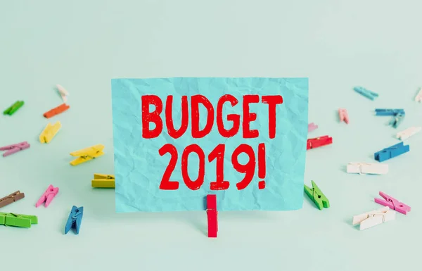 Nota de redacción que muestra Presupuesto 2019. Foto comercial que muestra la estimación de ingresos y gastos para el año en curso. . — Foto de Stock