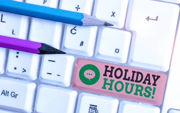 Schreibnotiz mit den Feiertagszeiten. Firmenfoto zeigt Überstunden für Mitarbeiter bei flexiblen Arbeitszeiten. — Stockfoto
