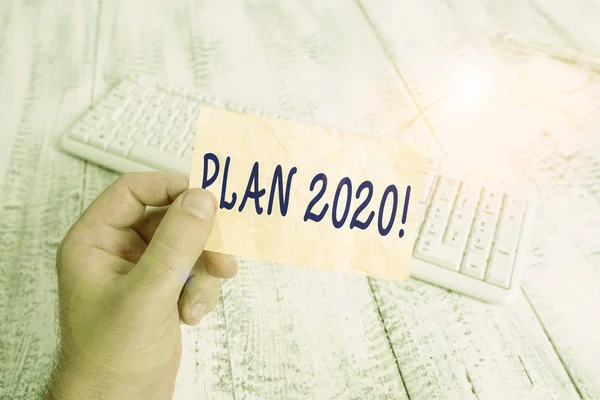 Signo de texto que muestra Plan 2020. Foto conceptual propuesta detallada haciendo lograr algo el próximo año hombre celebración colorido recordatorio en forma cuadrada de papel teclado blanco piso de madera . — Foto de Stock