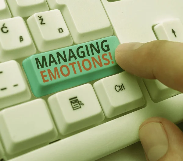 Escritura de texto a mano Managing Emotions. Concepto que significa capacidad de estar abierto a los sentimientos y modularlos en uno mismo . — Foto de Stock