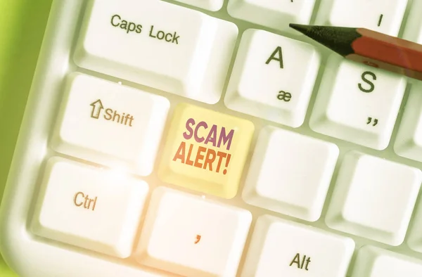 Menulis catatan menunjukkan Scam Alert. Foto bisnis yang menampilkan penipuan mendapatkan uang dari korban dengan membujuknya . — Stok Foto