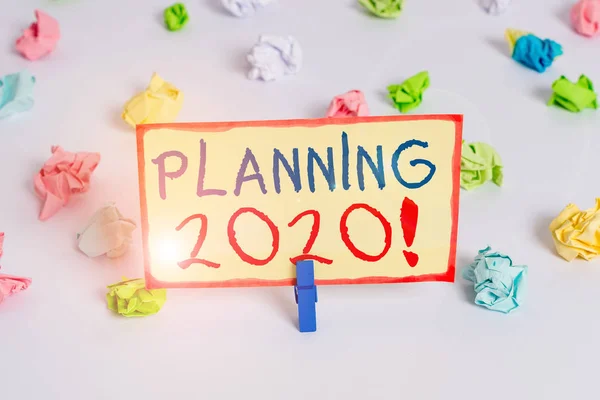 글씨쓰기 2020. 개념은 다음해에 뭔가를위한 계획을 짜는 과정을 의미 합니다. 색깔 이 없는 빈 종이는 흰색 바닥 배경을 연상시킵니다.. — 스톡 사진
