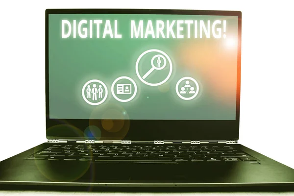 Schreibnotiz, die digitales Marketing zeigt. Geschäftsfotos, die Marktprodukte oder Dienstleistungen unter Verwendung von Technologien im Internet präsentieren. — Stockfoto