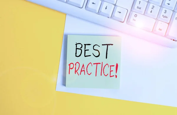 Word Writing Text Best Practice. Geschäftskonzept für kommerzielle Verfahren akzeptiert vorgeschrieben, dass korrektes leeres Papier mit Kopierraum und PC-Tastatur über orangefarbenem Hintergrund Tisch. — Stockfoto