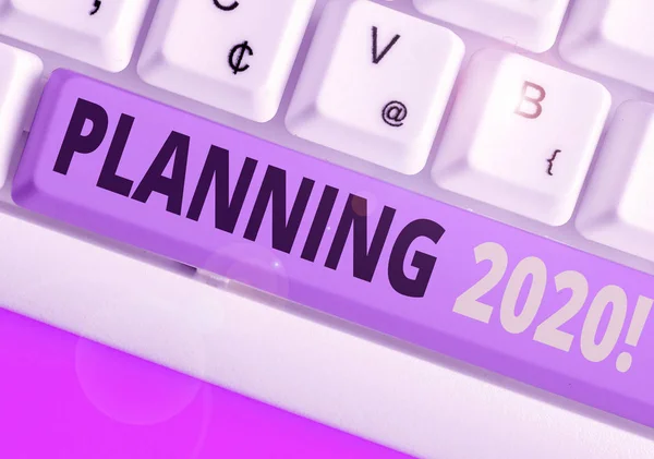 Textový znak zobrazující plánování 2020. Konceptuální fotografický proces provádění plánů na něco příštího roku. — Stock fotografie