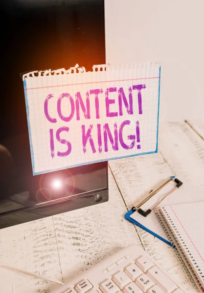 Koncepcionális kézírás a Content Is King-ről. Üzleti fotó szöveg marketing fókuszált növekvő láthatóság nem fizetett keresési eredmények Megjegyzés papír ragasztva fekete képernyőn közelében billentyűzet álló. — Stock Fotó