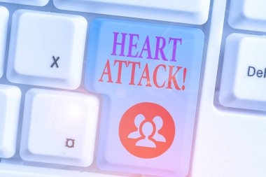 Kalp Krizini gösteren bir not yazıyorum. Ölümle sonuçlanan koroner trombozun ani oluşumunu gösteren iş fotoğrafı.