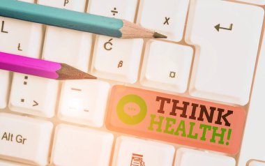 Think Health'i gösteren not yazma. Tam fiziksel zihinsel ve sosyal refah olma durumunu gösteren iş fotoğrafı.