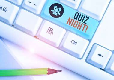 El yazısı metin Quiz Night. Kavram anlamı bireyler arasında akşam testi bilgi yarışması.