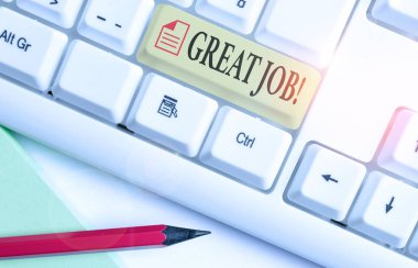 Harika bir iş çıkardığını gösteren kavramsal el yazısı. İş fotoğrafı metni, birini iyi yaptığı bir şey için övmek için kullanılır..