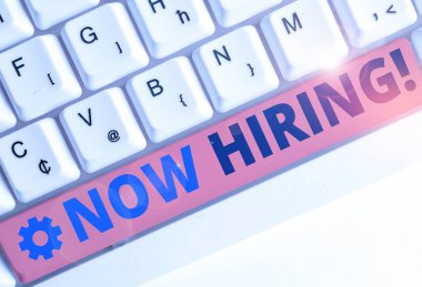 Şimdi İşe Alma gösteren metin işareti. Gelecekteki çalışanlarla iş ilişkisini değerlendiren kavramsal fotoğraf bulma.