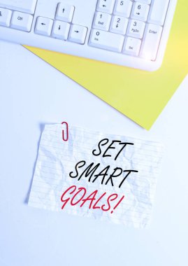 Akıllı Hedefleri Gösteren Metin İşareti. Fikirlerinizi netleştirmek için kavramsal fotoğraf listesi Odaklanma çabalarınızı netleştirmek için zamanı akıllıca kullanın Beyaz boş kağıdın üzerinde düz yatarak metin iletileri için boşluk bırakın.