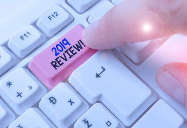2019 İnceleme gösteren not yazma. Geçmiş yıl etkinlikleriana eylemleri veya iyi gösterileri hatırlayarak gösteren iş fotoğrafı.