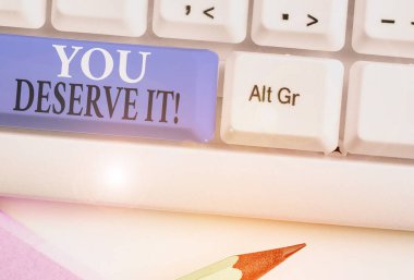 You Deserve It.Business photo vitrine nitelikleri veya eylemleri nedeniyle olmalıdır gösteren kavramsal el yazısı.