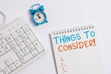 Düşünecek Şeyler 'i gösteren bir not yazıyorum. İş fotoğrafı gösterimi boş kağıt ve kalem beyaz arkaplan ile karar vermek için bir şeyi dikkatlice düşünün.