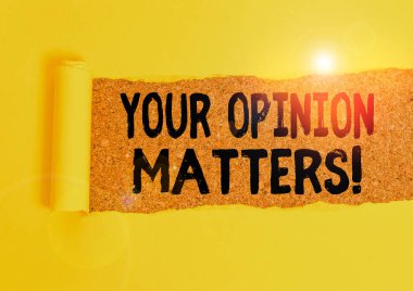 Kelime yazma metni Fikriniz Önemlidir. İşletme konsepti, az önce söylenen bir şeye katılmadığınızı gösterir. Karton ortadan ikiye bölünmüş ve klasik ahşap bir masanın üzerine yerleştirilmiş..