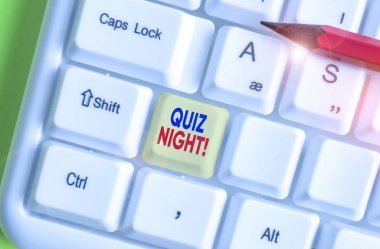 Quiz Night'ı gösteren not yazma. Bireyler arasında akşam test bilgi yarışması vitrine İş fotoğraf.