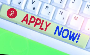 Şimdi Uygula 'yı gösteren not yazıyorum. İş fotoğrafı gösterimi resmi olarak bir şey talep etmek ya da form halinde göndermek.