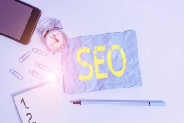 Mesaj işareti Seo 'yu gösteriyor. Yakın iş yerinizi çevrimiçi pazarlamak için inanılmaz etkili bir kavramsal fotoğraf. Alarm saati. Not defteri akıllı telefon sayfası işaretleyicisi renkli arkaplan..