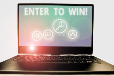 Enter To Win'i gösteren not yazma. Ödül kazanma ödülü için bir değer alışverişi gösteren iş fotoğrafı.
