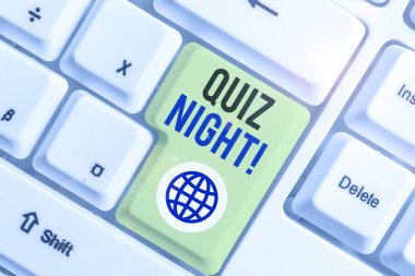 Kelime yazma Quiz Gecesi. Bireyler arasında akşam testi bilgi yarışması için iş kavramı.