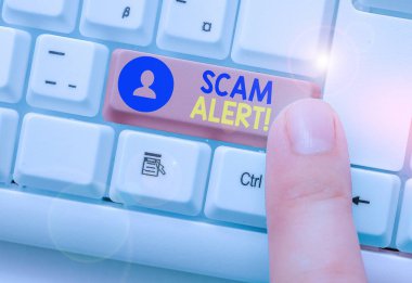 Scam Alert gösteren kavramsal el yazısı. İş fotoğraf metin hileli onu ikna ederek kurbandan para elde.