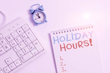 Holiday Hours 'u gösteren bir not yazıyorum. Çalışma saatleri esnek çalışma saatleri altında çalışanlar için iş fotoğrafı gösterimi Boş not kağıdı ve kalem beyaz arka planı olan klavye.