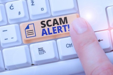 Scam Alert 'i gösteren not yazılıyor. İş fotoğraflarında sahtecilik yaparak kurbandan onu ikna ederek para kazanıyorsun..