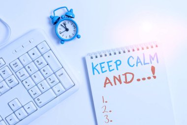 Sakin Kalın 'ı gösteren bir not yazıyorum. İngiliz hükümetinin klavyesi tarafından hazırlanmış, boş not kağıdı ve kalem beyazı arkaplanı olan iş fotoğrafı motivasyon afişi..