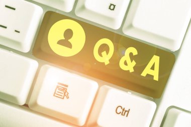 Q ve A 'yı gösteren kavramsal el yazısı. Gösteride gösterilen iş fotoğraflarında sorular sorulur ve bir diğeri cevaplanır..