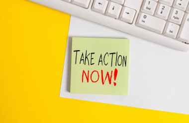 Kelime yazma metni Şimdi Harekete Geç. Resmi veya uyumlu bir şey yapmak için iş konsepti sorunlu bir hedefe ulaşmak için kopya alanı ve turuncu arkaplan üzerinde pc klavye boş kağıt.