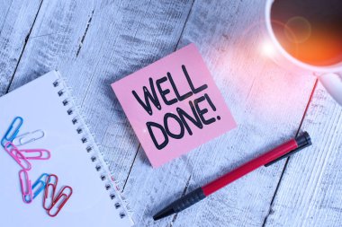 Bravo 'yu gösteren bir not yazıyorum. İş fotoğraflarının sergilenmesi iyi bir şey için övgü gösterisi ya da grup kullandı. Sabit duran bir fincan sade kahvenin yanına, ahşap masanın üzerine yerleştirildi..