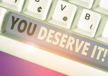 You Deserve It'i gösteren metin işareti. Kavramsal fotoğraf, nitelikleri veya eylemleri nedeniyle olmalıdır.
