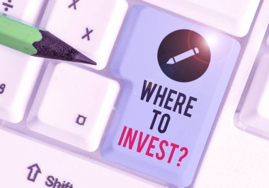 Soru Yatırılacak Kelime Metni. Finansal planlara veya hisse senetlerine parayı nereye koyduğumuzu soran iş konsepti.