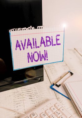 Kavramsal el yazısı şu an müsait olduğunu gösteriyor. İş fotoğrafı metnini şu anda kullanılabilir ya da kullanılabilir bulabilirsiniz. Not kağıdı klavye durağanlığının yanındaki siyah ekrana yapıştırılmıştır..