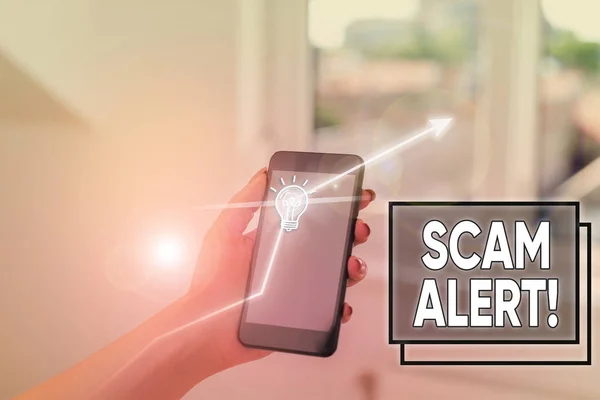 Sinal de texto mostrando Scam Alert. Foto conceitual fraudulentamente obter dinheiro da vítima, convencendo-o. — Fotografia de Stock